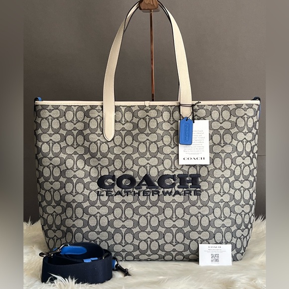 C9159 - Coach League Tote in Signature Jacquard - Picture 11 of 14